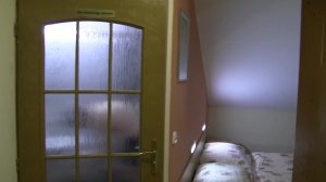 Czech Hunter: Czech dude bareback handjob in the bed