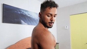 Str8Chaser.com: Athletic big dick Milo handjob