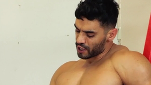 HotHouse: Bodybuilder show big butt