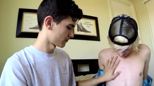 HomeMadeTwinks.com: Twink Justin sensual kissing in the bed