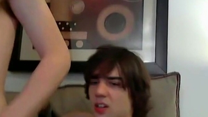 ZackRandall.net: Cam with Randall tongue kissing in the bed