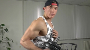 EastBoys.com: Muscled straight dude likes rough sex