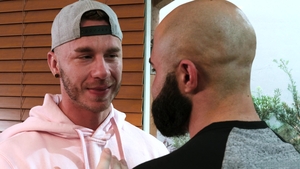 Bearback: Dark-haired Mac Can't Resist Muscular Atlas